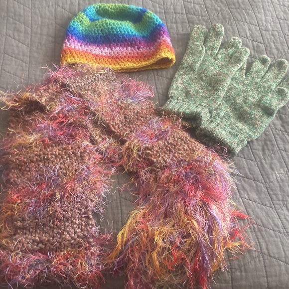 5 piece mix match bundle of colorful hats scarves and gloves - Picture 4 of 7